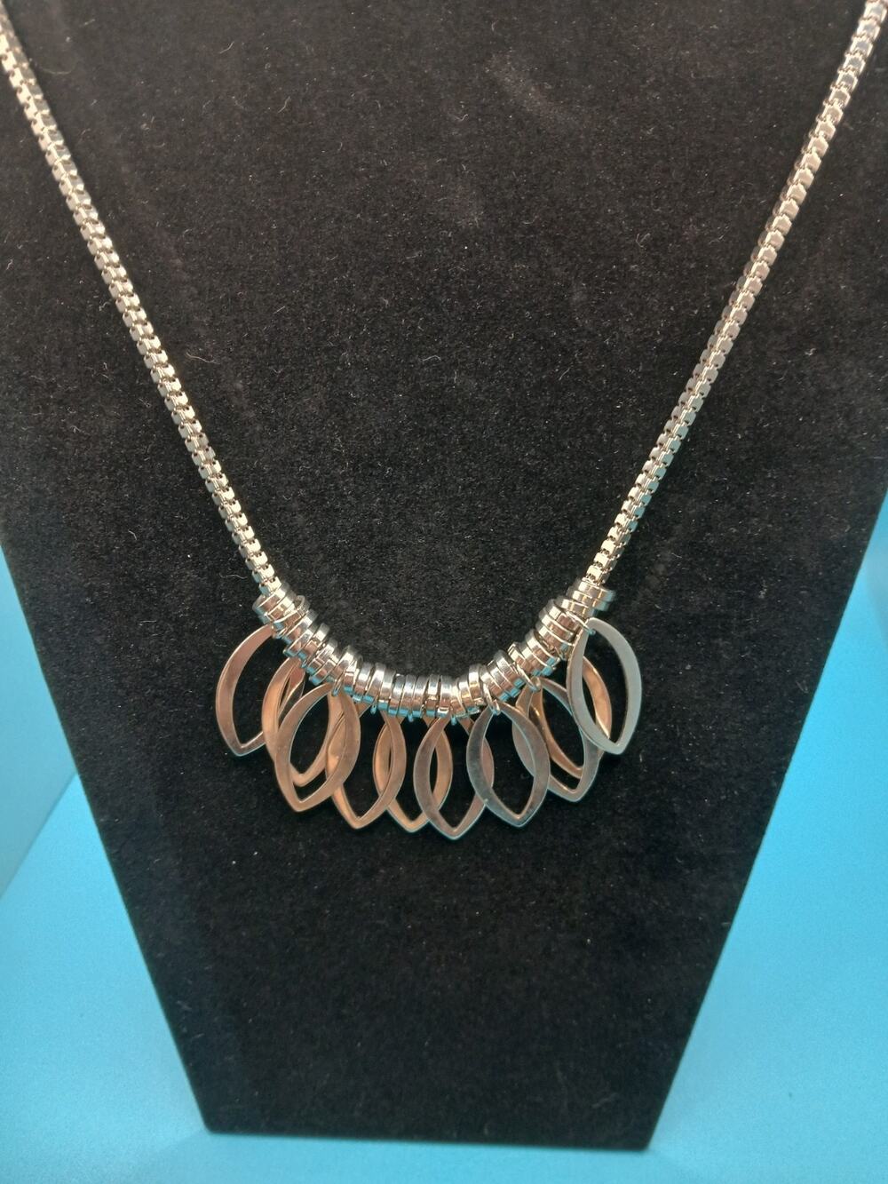 20" Silvertone Box Chain Necklace Leaf Shaped Charms Between Rings